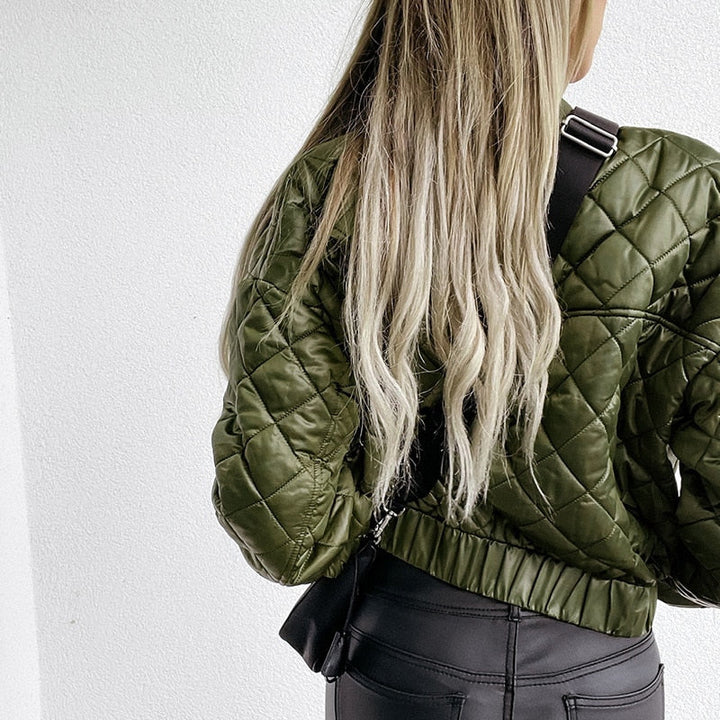 Modieus damesjack gewatteerd, casual en warm, ideaal voor een stijlvolle wintermode.