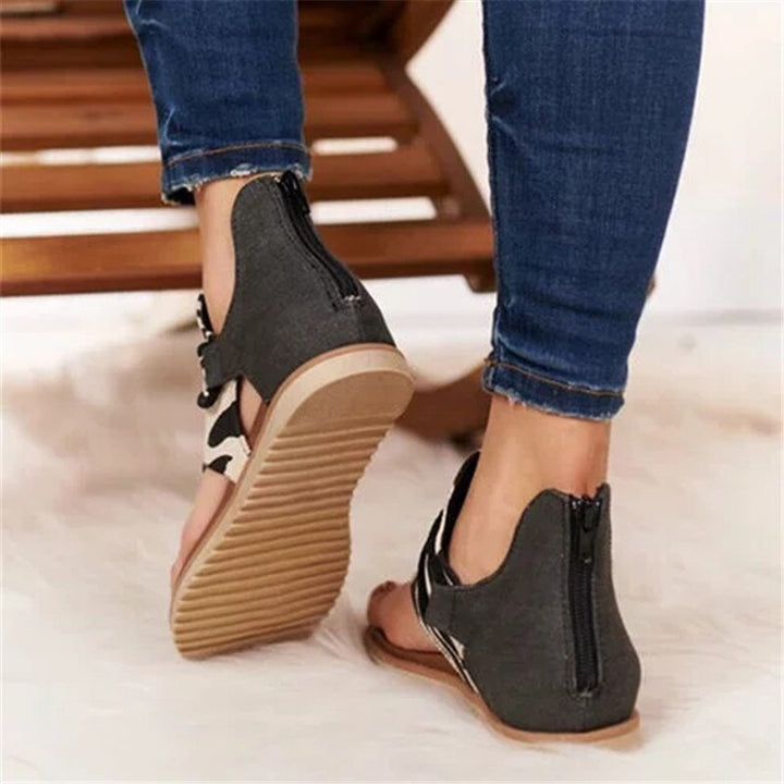 Modieuze dames panterprint sandalen, de perfecte zomerschoenen die stijl en comfort verenigen.