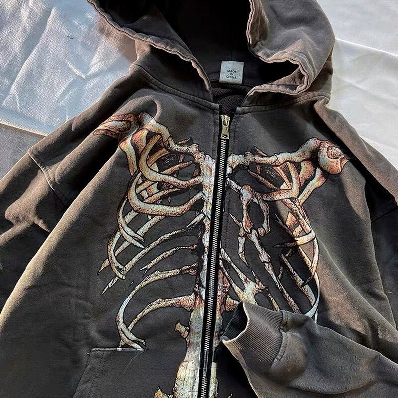 Moderne zwarte dameshoodie in gothic stijl. Ideaal voor een comfortabele casual outfit en streetwear.
