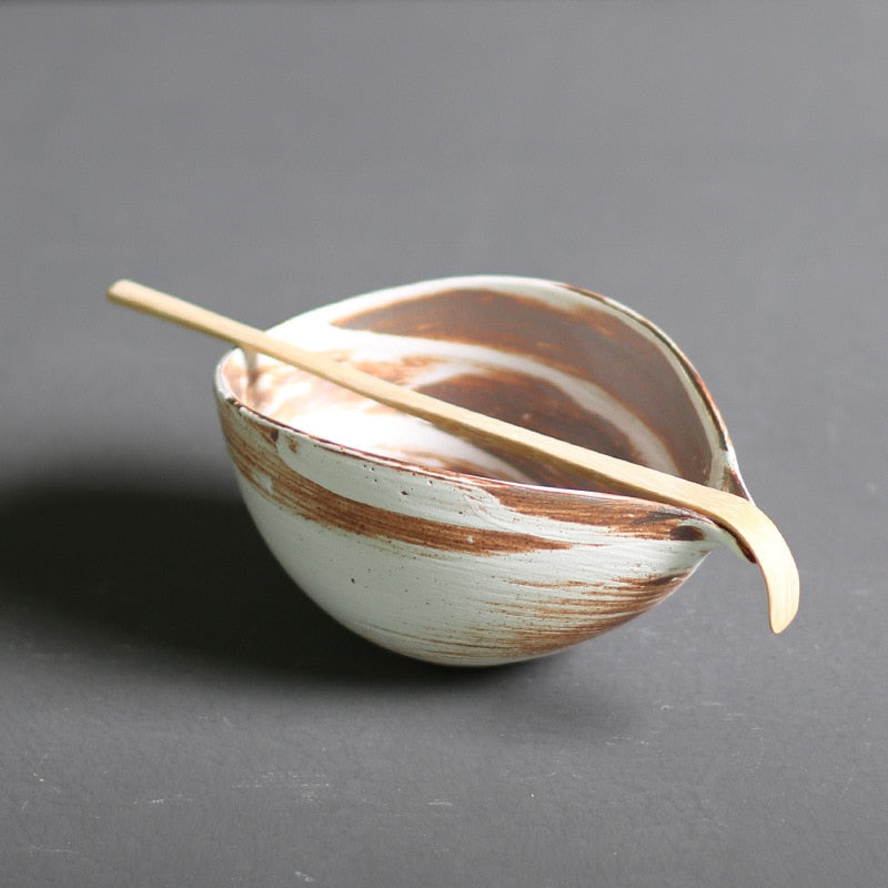 Stijlvolle bamboe matcha garde voor het perfect opschuimen van Japanse groene thee in de theekom.