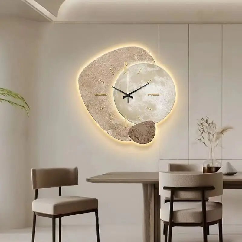 Moderne minimalistische wandklok, Scandinavische stijl, houten accenten, stil en elegant.