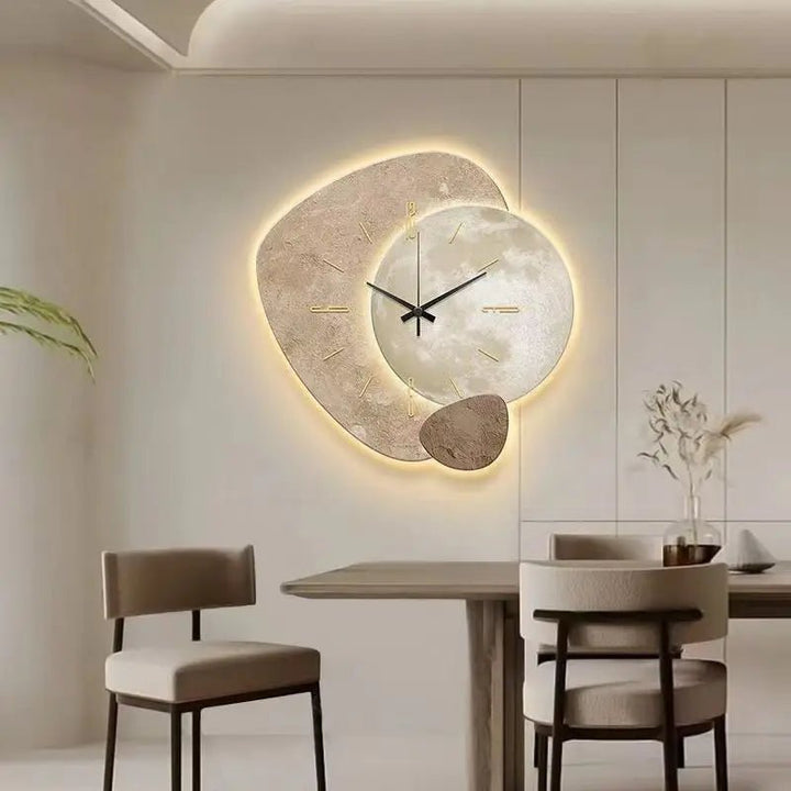 Moderne minimalistische wandklok, Scandinavische stijl, houten accenten, stil en elegant.