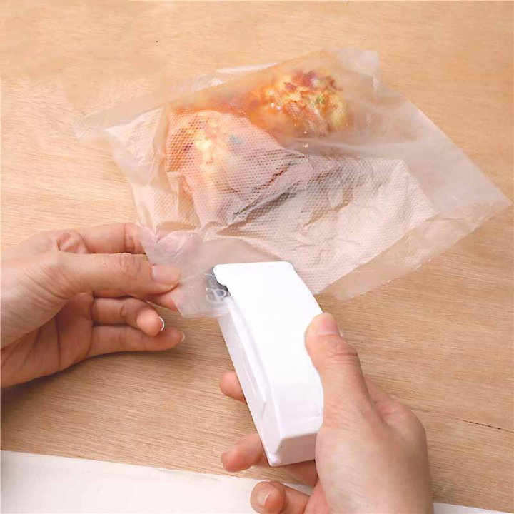 Handige FreshSeal foodsaver, ideaal voor het luchtdicht sealen van alle soorten zakken thuis of onderweg.