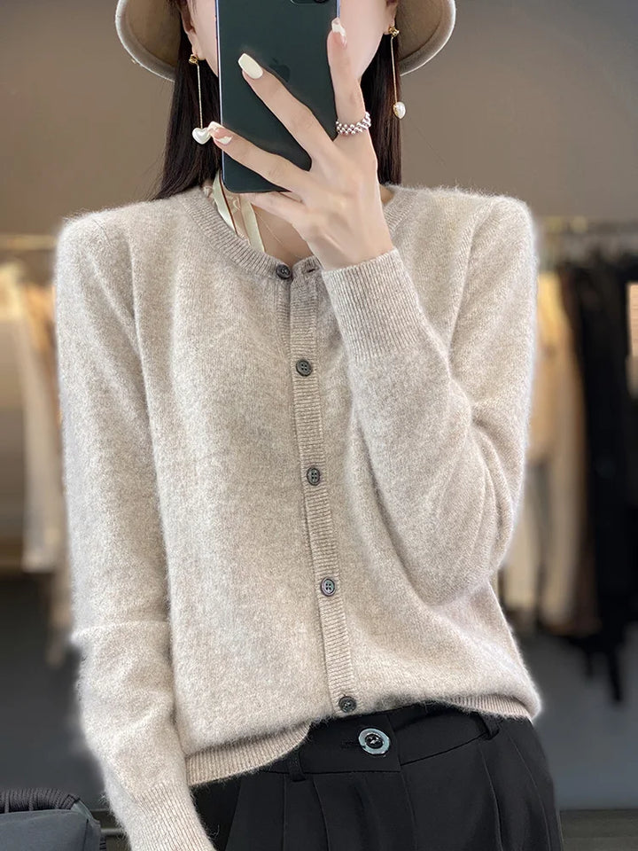 Damesvest met subtiele knoopsluiting en ronde hals, elegant en comfortabel voor dagelijks gebruik.