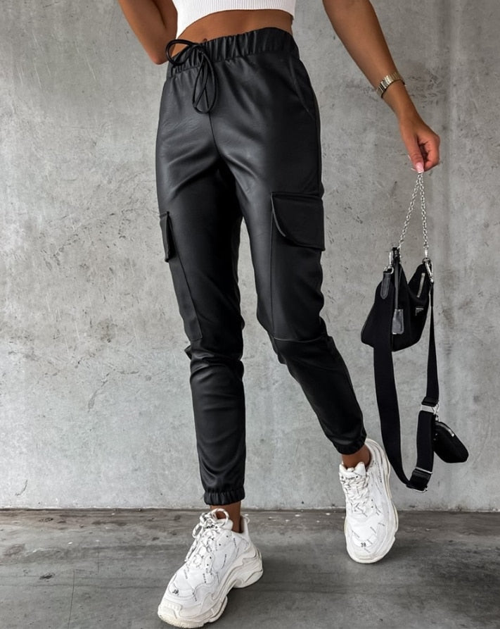 Stijlvolle dames cargo broek, comfortabel en trendy. Ideaal voor casual of modieuze looks.