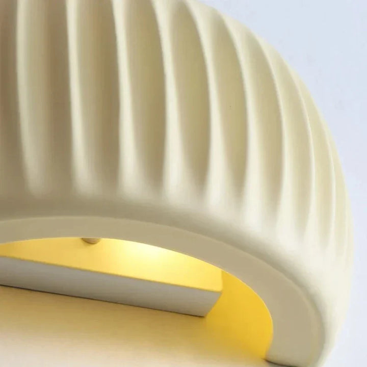 Zwarte moderne LED wandlamp, ideaal voor een chic interieur design.