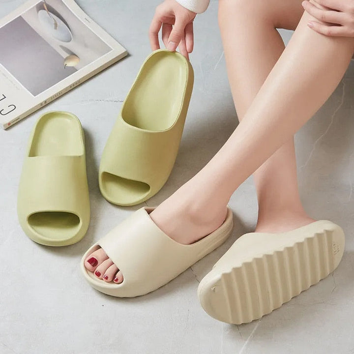 Beige ElliesSlippers dames, zachte comfort slippers perfect voor zomerse dagen of als huis slippers.