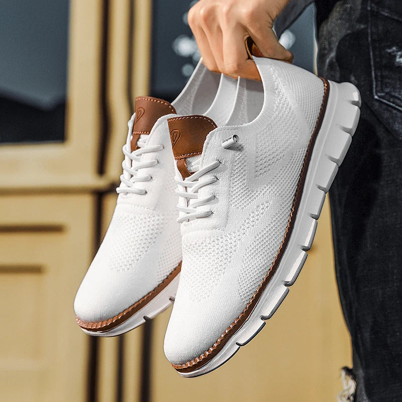 Paar witte heren casual sneakers van bovenaf, benadrukt strak design en veelzijdigheid.