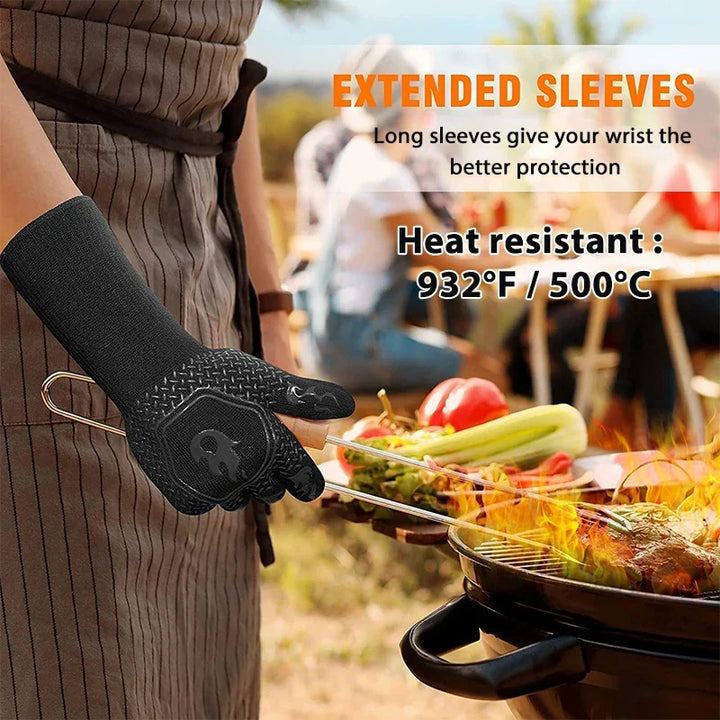 Man tilt hete grillplaat met hittebestendige BBQ handschoen. Essentieel keukengerei voor grillmeesters.