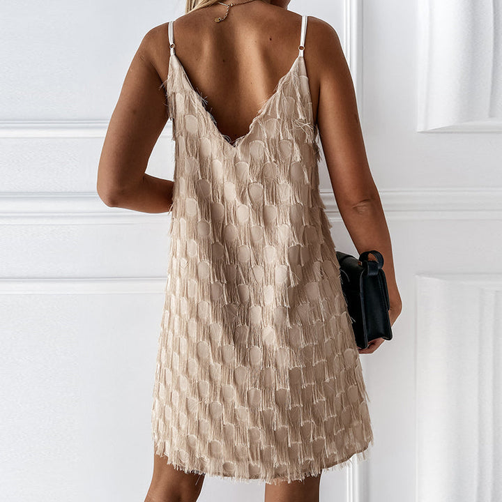 Chique dames zomer mini jurk: witte mouwloze jurk met hoge taille en decoratieve kwastjes, ideaal voor festivals of feesten.