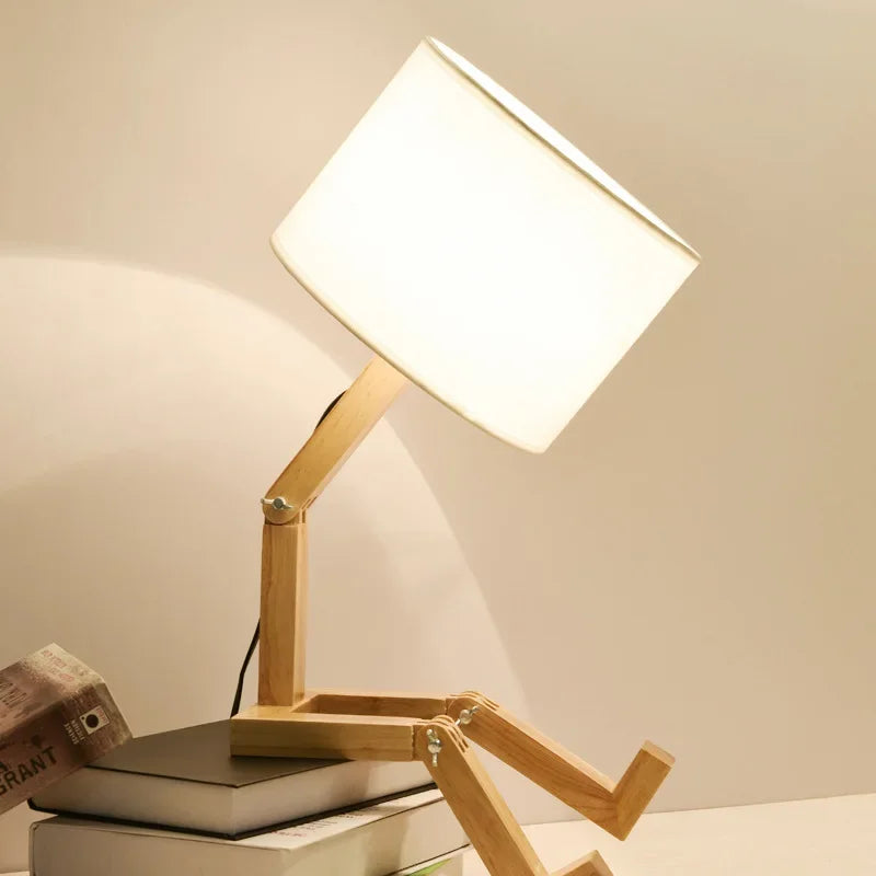 Houten tafellamp RutanFlex met stoffen kap en boekenhouder. Moderne verstelbare leeslamp voor studiekamer of slaapkamer.
