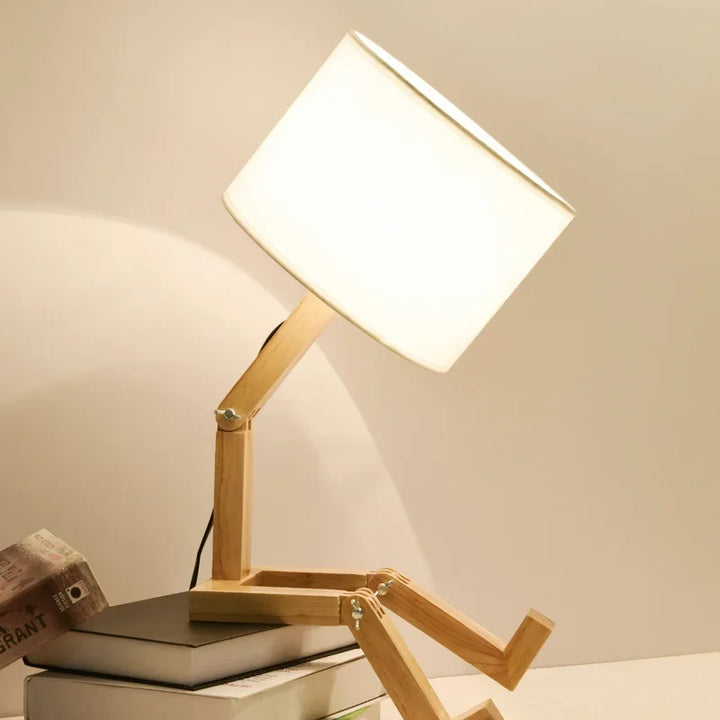 Houten tafellamp RutanFlex met stoffen kap en boekenhouder. Moderne verstelbare leeslamp voor studiekamer of slaapkamer.