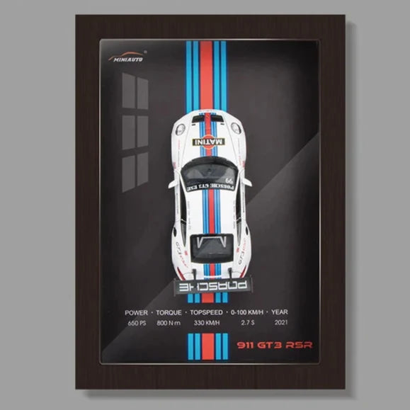 Klassiek 3D automodel in elegante lijst, een verzamelaars item en unieke interieurkunst voor autoliefhebbers.