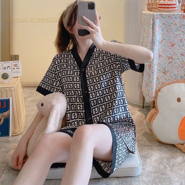 Unieke ElegantPyjama™ voor dames, combineert ultiem comfort met een elegante look.