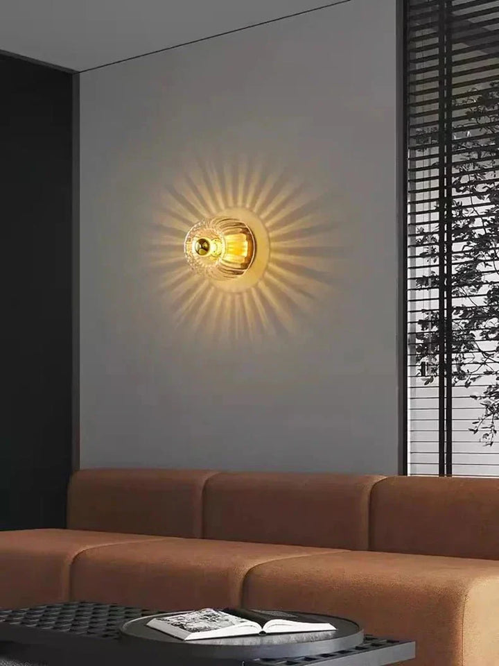 Elegante Bauhaus design wandlamp. Verlichting met glazen bol, Scandinavische touch voor een moderne woonkamer.