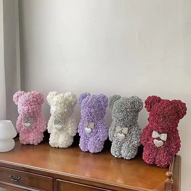 Luxe rozenbeer decoratie, handgemaakt van kunstbloemen, perfect voor liefdesverklaringen.