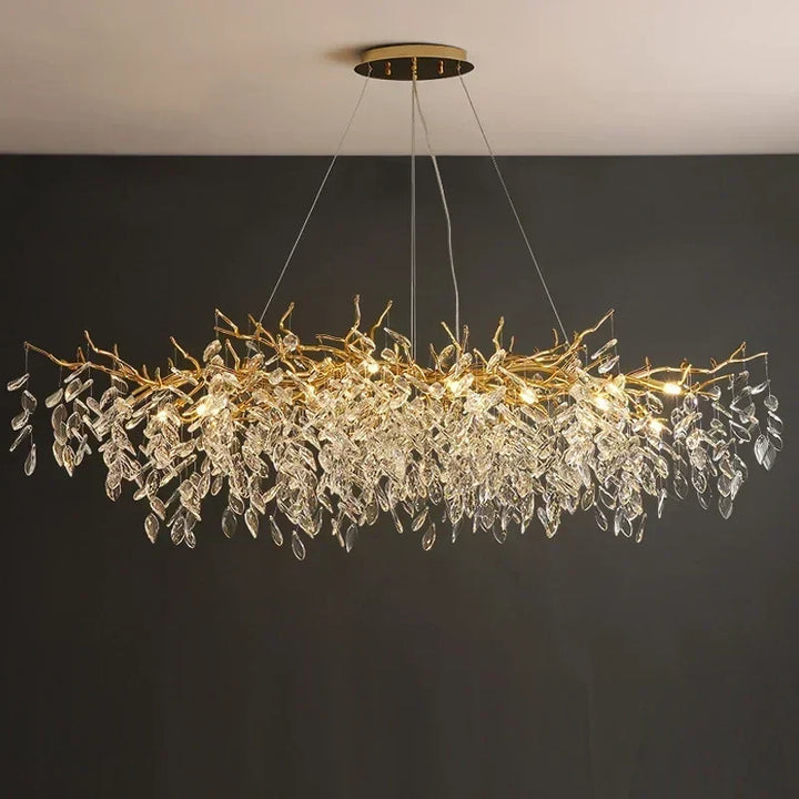 Woonkamer verlichting: Aurelia luxe kristallen kroonluchter met modern blad design.