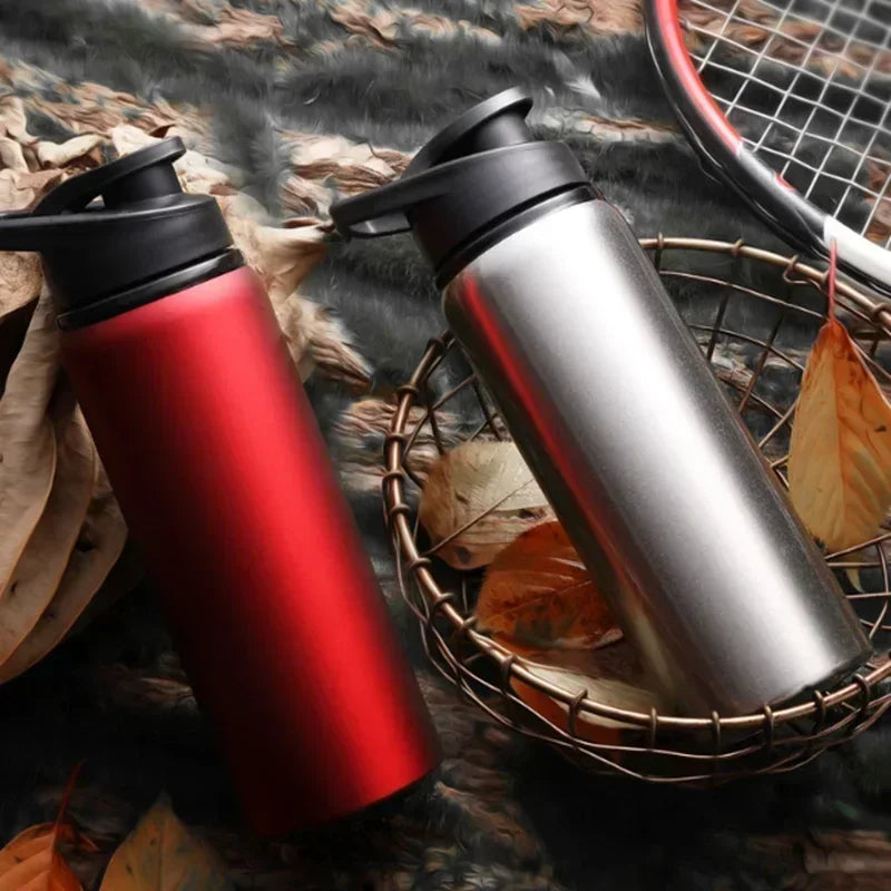 Moderne RVS sport drinkfles 700ml, houdt je drankjes koel, perfect voor een actieve levensstijl.