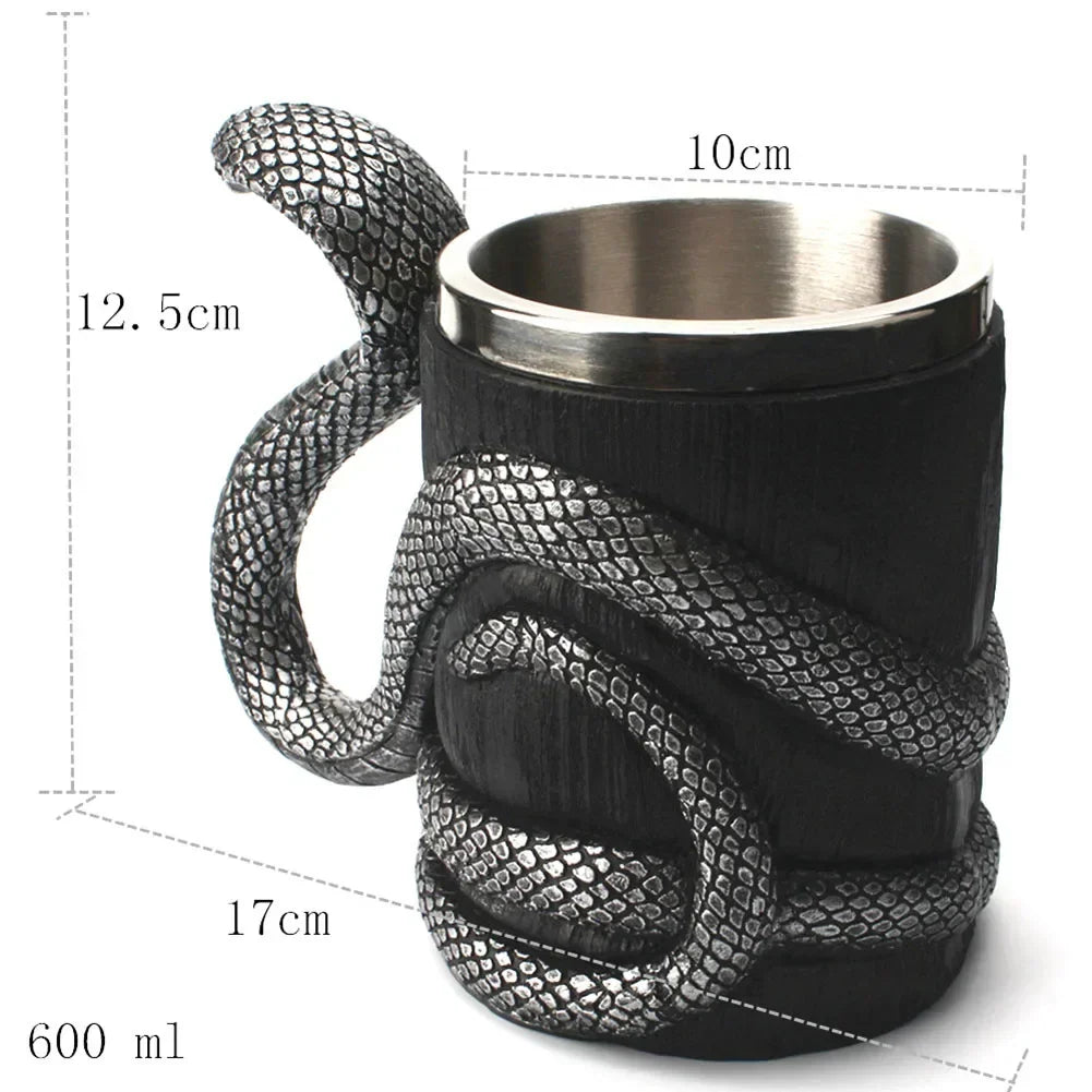 Middeleeuwse mok met gedetailleerd handvat, een uniek Vaderdag cadeau. Stoere viking beker voor heren.