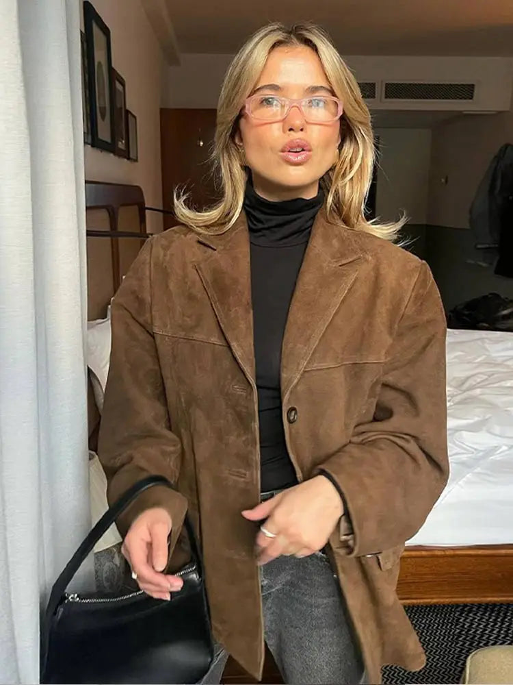 Dames klassiek bruin suède jack van Hoymans, ideaal voor een elegante lente- of herfstlook.