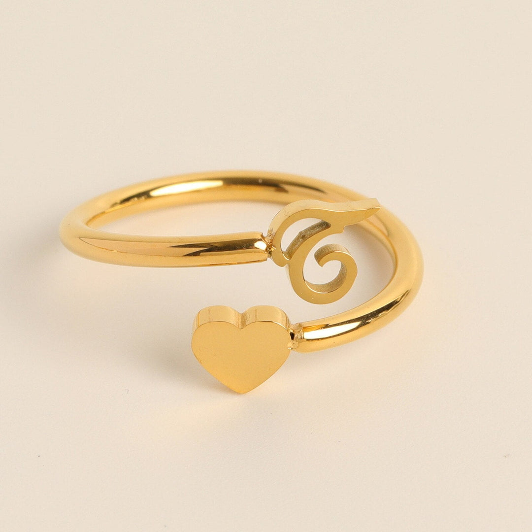 Initialenring voor dames, goudkleurig, met hart en persoonlijke letter, verstelbaar.