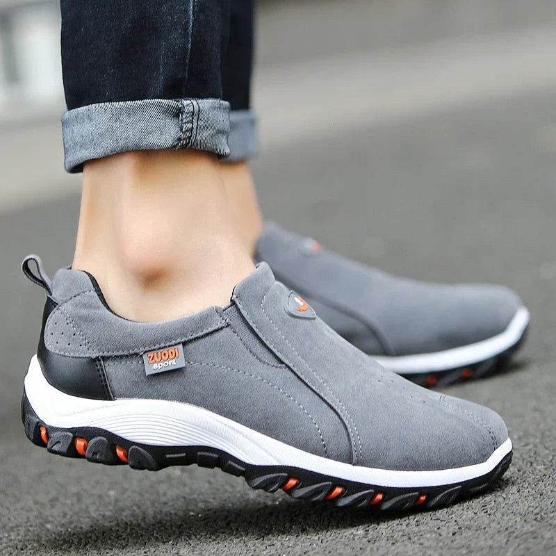 Achterkant van slip-on herensneakers; minimalistisch design, stevige hiel voor extra stabiliteit.