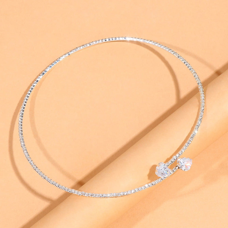 Close-up van een glamorous vergulde damesketting choker, verfraaid met schitterende zirkonia steentjes.