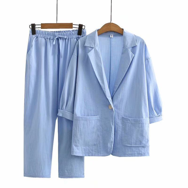 Stijlvolle dames kledingset met moderne blouse en comfortabele broek, veelzijdig voor elke casual gelegenheid.
