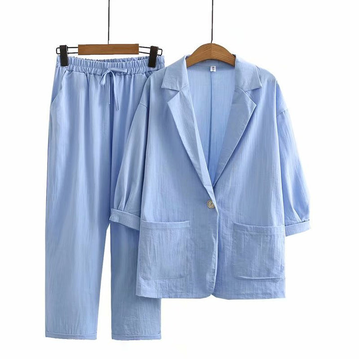 Stijlvolle dames kledingset met moderne blouse en comfortabele broek, veelzijdig voor elke casual gelegenheid.