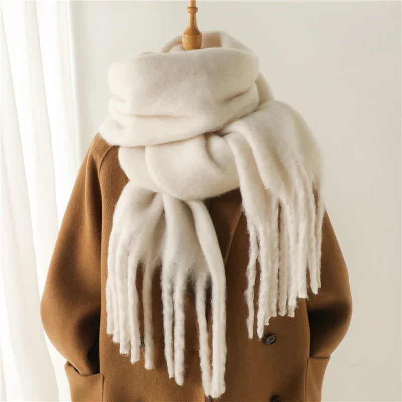 Elegante unisex wintersjaal van zachte stof met kasjmier look en stijlvolle kwasten. Ideaal voor koude dagen.