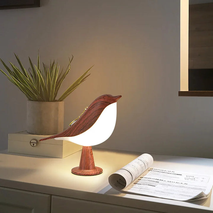 Detail van de houten vogel nachtlamp met LED verlichting, toont het natuurlijke materiaal en unieke design.