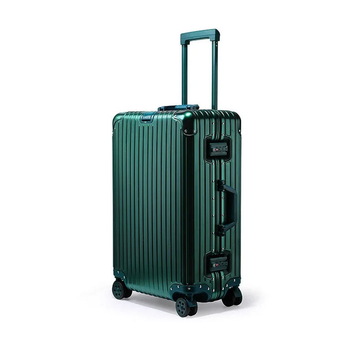 De Tirana aluminium-magnesium koffer staat klaar voor een stijlvolle zakenreis of ontspannen vakantie.