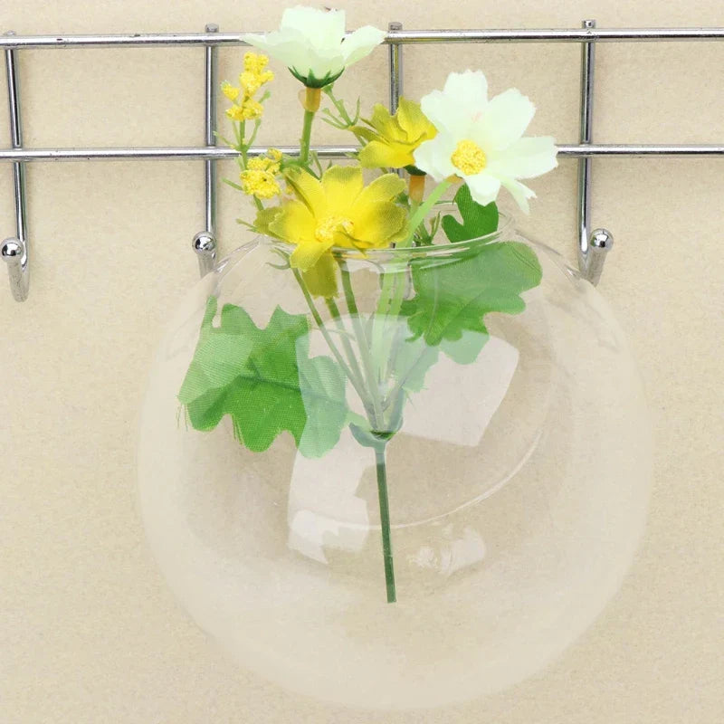 Drie zwevende AirBloom glazen hangvazen, creëren unieke woondecoratie in een moderne setting.