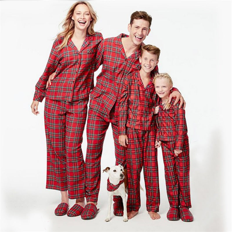 Comfortabele rode familie kledingset voor gezin, perfect voor matching outfits en gezellige momenten.