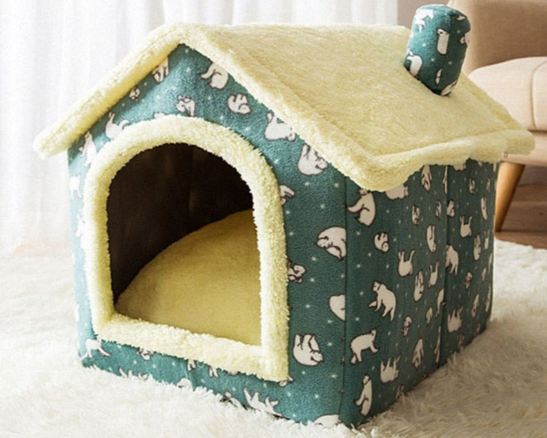 Open ingang van het knusse dierenhuisje, uitnodigend voor honden en katten. Warme, veilige slaapplek.