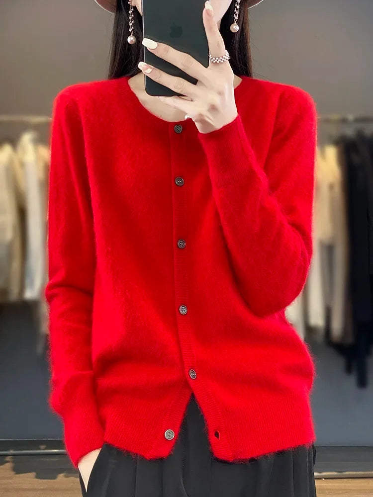 Vooraanzicht van comfortabel damesvest met ronde hals, klassieke look voor modebewuste vrouwen.