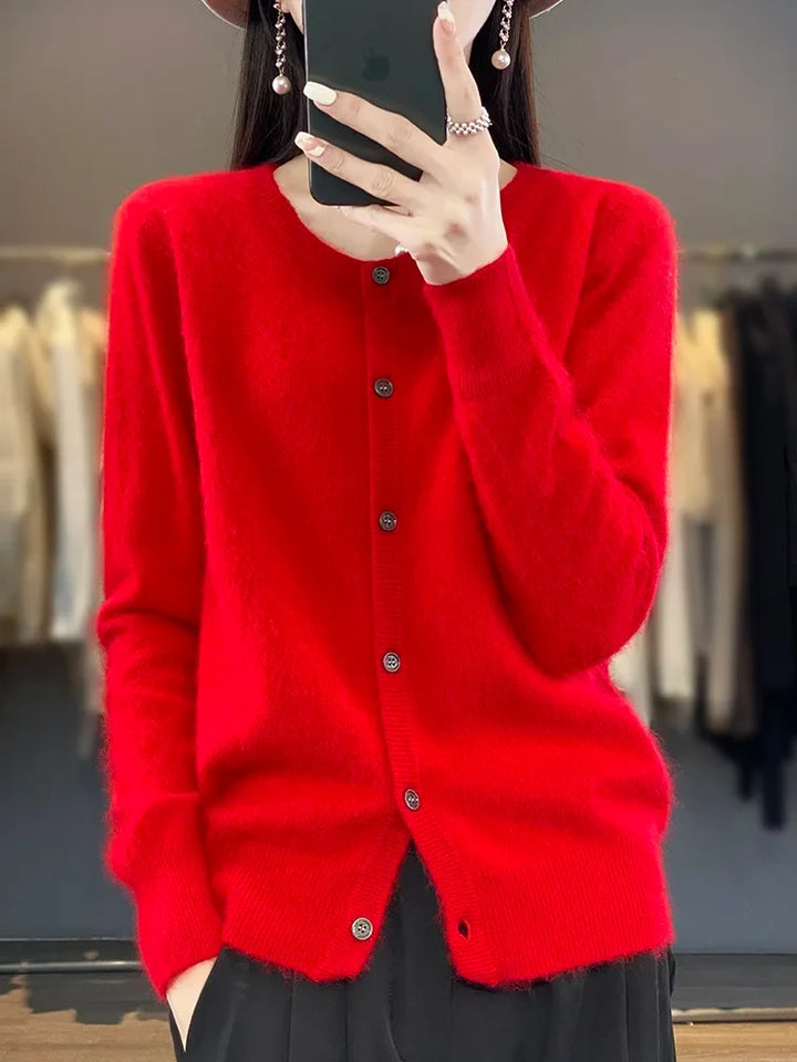Vooraanzicht van comfortabel damesvest met ronde hals, klassieke look voor modebewuste vrouwen.