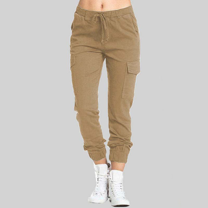 Stijlvolle dames cargo broek met ruime zakken, perfect voor een trendy casual outfit.