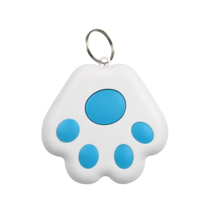 Detailopname van de compacte anti-verlies GPS tracker, stevig gemonteerd op een nylon huisdierhalsband.
