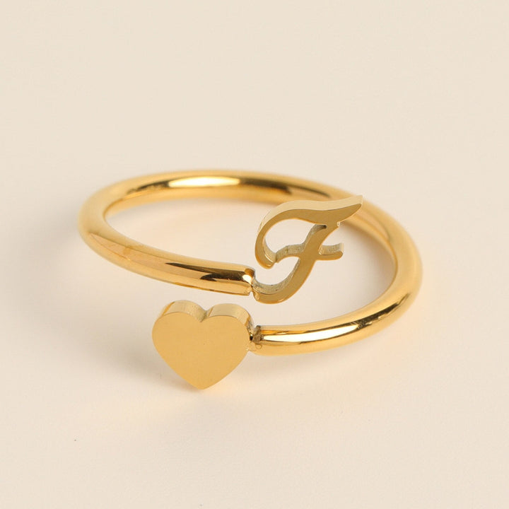 Moderne initialen hart ring, goudkleurig, uniek gepersonaliseerd cadeau voor dames.