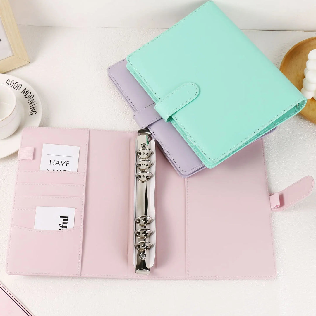 Macaronkleurige A5 binder van PU leer, geschikt voor notitieboek of persoonlijke planner.
