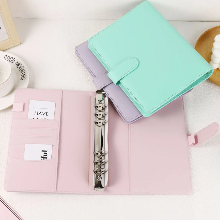Macaronkleurige A5 binder van PU leer, geschikt voor notitieboek of persoonlijke planner.