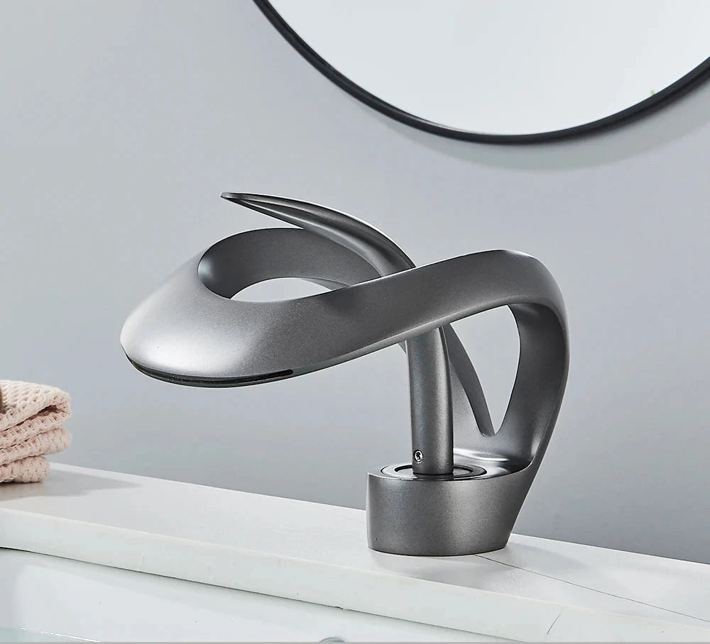 Messing design waterval wastafelkraan Flowarc; moderne, dekgemonteerde enkelgreeps badkamerkraan.