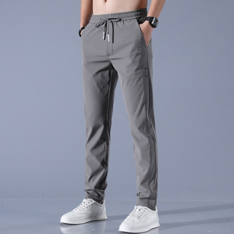 Groene moderne herenbroek Milan. Luchtige casual broek, comfortabel en veelzijdig voor een stijlvolle outfit.