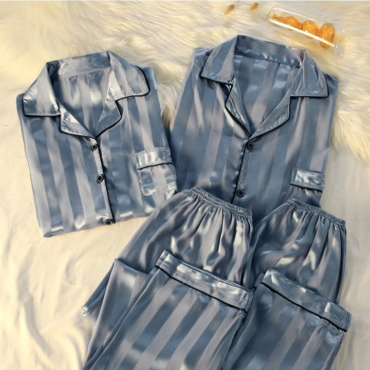 Ontspannen persoon draagt zachte SleepyPyjama™, comfortabele nachtkleding voor luie dagen thuis.