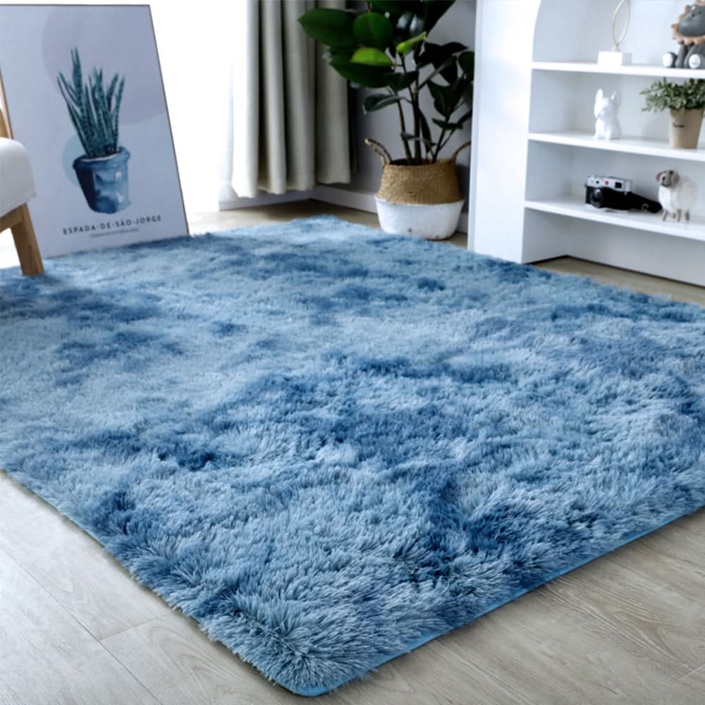Elegant gradient vloerkleed van zacht kunstbont. Creëert luxe en warmte in uw huiskamer interieur.