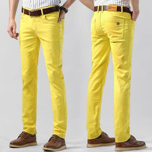 Man draagt comfortabele gekleurde Milan herenbroek, met moderne pasvorm voor een stijlvolle look.