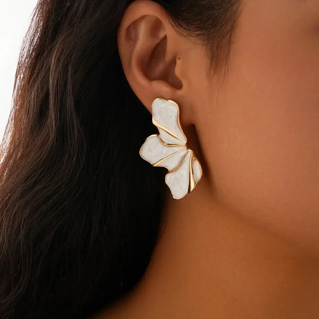 Close-up van elegante dames bloemen oorbellen; gedetailleerd design, perfect voor een feestelijke look.