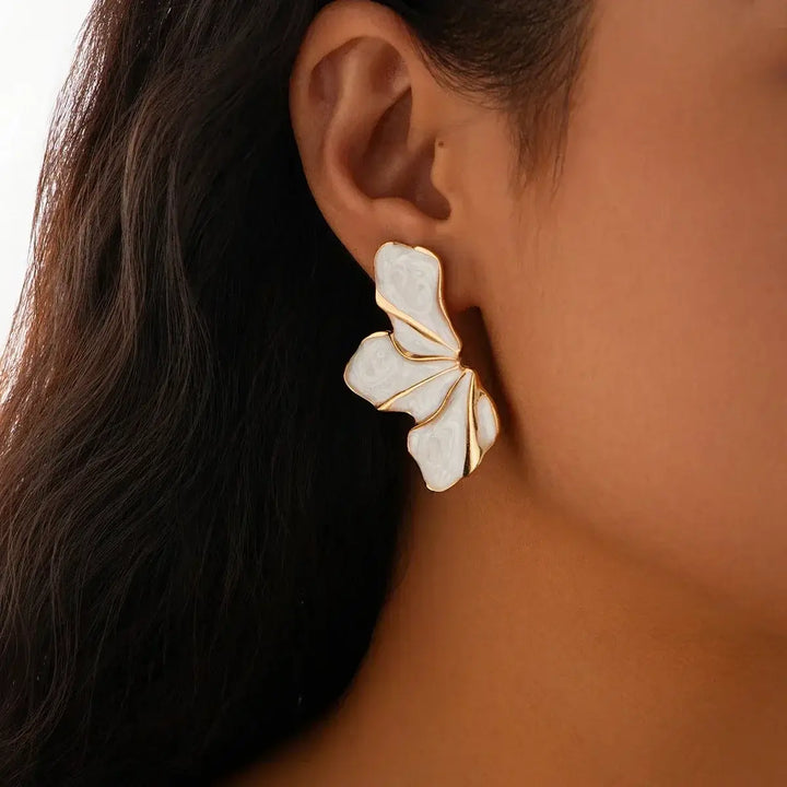 Close-up van elegante dames bloemen oorbellen; gedetailleerd design, perfect voor een feestelijke look.