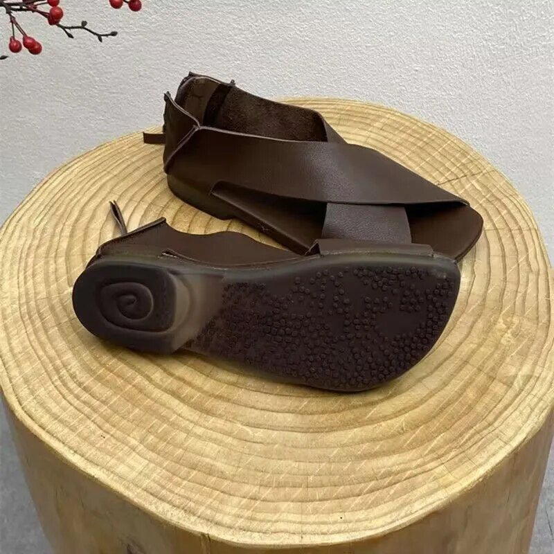Comfortabele bruine dames sandalen met platte zool, essentieel voor een stijlvolle zomerlook.